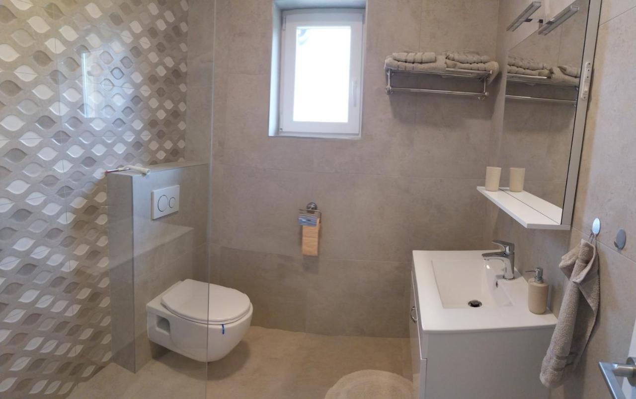 Vila Dubravka - Schoen Und Komfortabel Inmitten Von Olivenbaeumen Und Weinbergen Mit Whirlpool Valtura Exterior foto